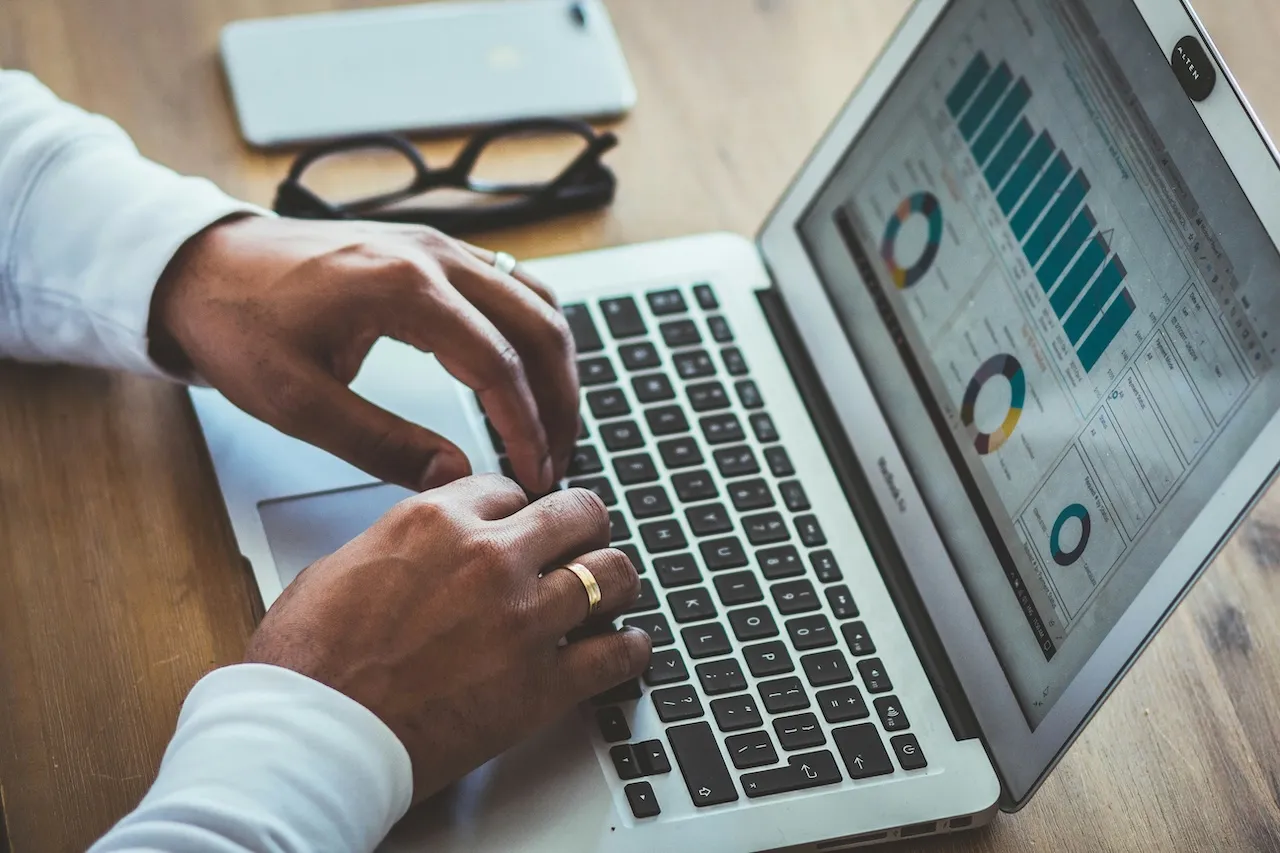 Valor esperado, bankroll y sesgos cognitivos: lo que entrena el póker para la toma de decisiones